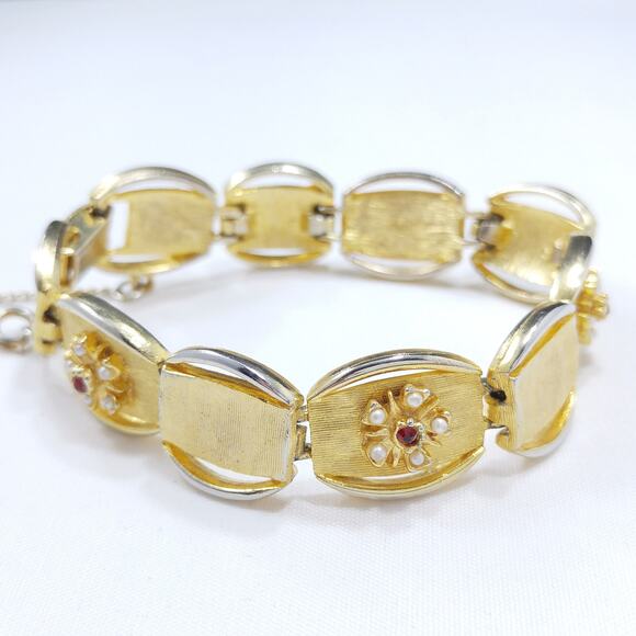 Vintage BSK Floral Bracelet, Gold Tone, 1950s Jewelry - Picture 10 of 10